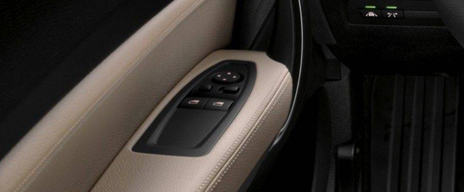 BMW 1 Series 5-Door Drivers Side In Side Door Controls BMW 1 Series 5-Door Drivers Side In Side Door Controls